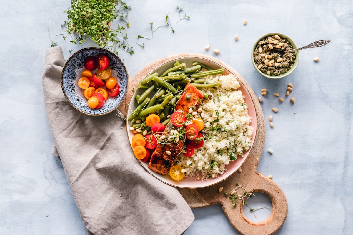 Assiette équilibrée avec fruits, légumes et protéines